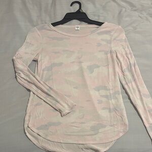 OLD NAVY Women's Light Pink Camouflage Long Sleeve Tee